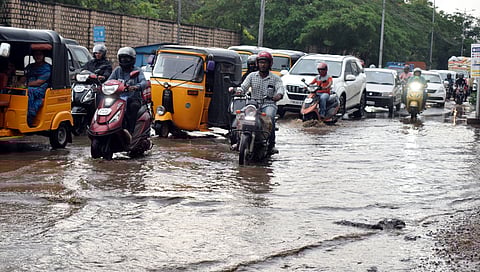 கோவை லட்சுமி மில்ஸ் பகுதியில் சாலையில் பெருக்கெடுத்து ஓடிய மழை நீருக்கிடையே செல்லும் வாகன ஓட்டிகள்.
