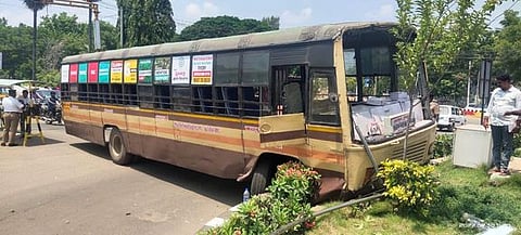 திருச்சி நீதிமன்றம் அருகேயுள்ள எம்.ஜி.ஆா். சிலை ரவுண்டாவில் மோதி நிற்கும் அரசுப் பேருந்து.