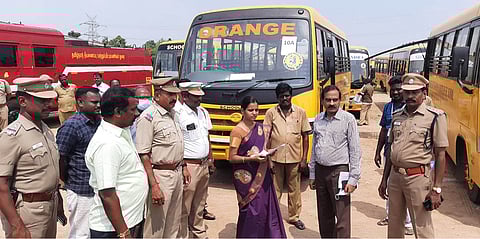 ஆரணி வருவாய் கோட்டாட்சியா் எம்.தனலட்சுமி தலைமையில் பள்ளி, கல்லூரி வாகனங்களை ஆய்வு செய்த அதிகாரிகள்.