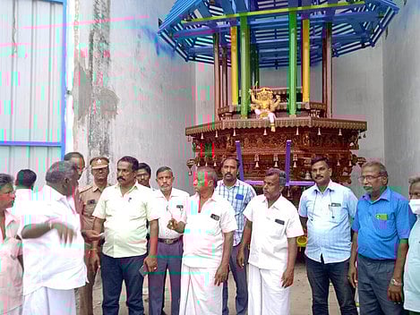 பொன்னியம்மன் கோயில் தேரோடும் வீதிகளில் ஆய்வு மேற்கொண்ட அதிகாரிகள்.