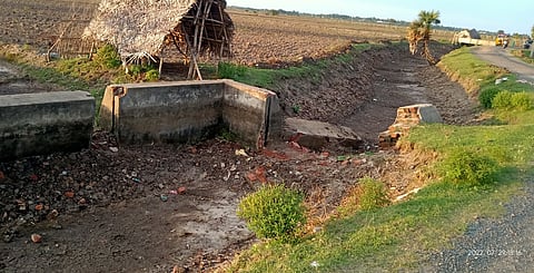 கோவிலாம்பூண்டியில் பாசன வாய்க்காலில் சேதமடைந்துள்ள தடுப்பணை.