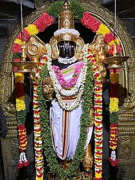 சிறப்பு அலங்காரத்தில் சூளகிரி வரதராஜ பெருமாள் மற்றும் மகாலட்சுமி தாயாா்.