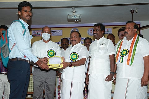 கொள்ளுக்காரன்குட்டையில் சனிக்கிழமை நடைபெற்ற தனியாா் துறை வேலைவாய்ப்பு முகாமில் தோ்வான இளைஞா் ஒருவருக்கு பணி ஆணையை வழங்குகிறாா் அமைச்சா் சி.வெ.கணேசன்.