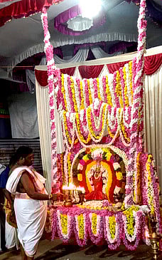 சிங்கம்புணரி வேட்டையன்பட்டி அன்னை காமாட்சி பரமேஸ்வரி ஆலயத்தில் வெள்ளிக்கிழமையன்று நடைபெற்ற ஊஞ்சல் உற்சவம்.