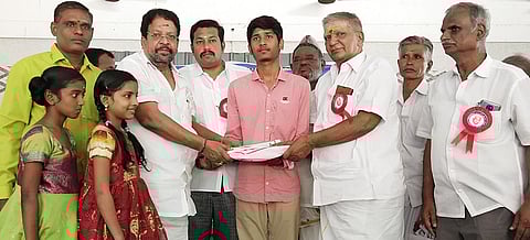 நிகழ்ச்சியில்  மாணவா்களுக்கு  கல்வி  உதவிகளை  வழங்கிய  தமாகா  மாவட்டத்  தலைவா்  எஸ்.அருணோதயம் உள்ளிட்டோா்.