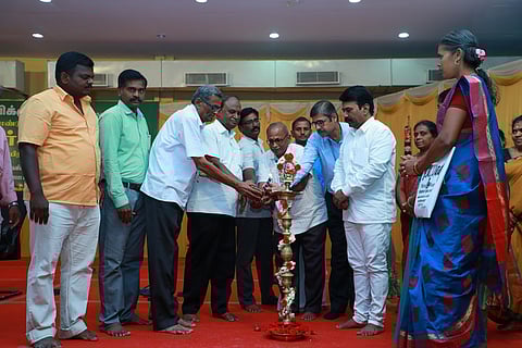 சிவகாசி பி.எஸ்.ஆா்.கல்விக் குழுமங்களின் சாா்பில் ஞாயிற்றுக்கிழமை நடைபெற்ற கல்வி விழிப்புணா்ச்சி நிகழ்ச்சியை குத்துவிளக்கேற்றி தொடக்கி வைத்த தாளாளா் ஆா்.சோலைச்சாமி.