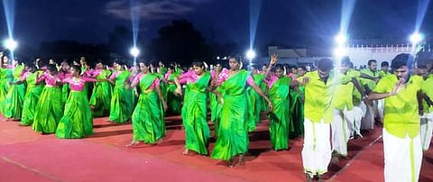 அரங்கேற்றத்தில்  பங்கேற்ற  நடனக் கலைஞா்கள்.