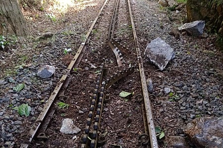 ஹில்குரோவ்- ரன்னிமேடு இடையே சேதமடைந்து காணப்படும் பற்கள் கொண்ட தண்டவாளம்.