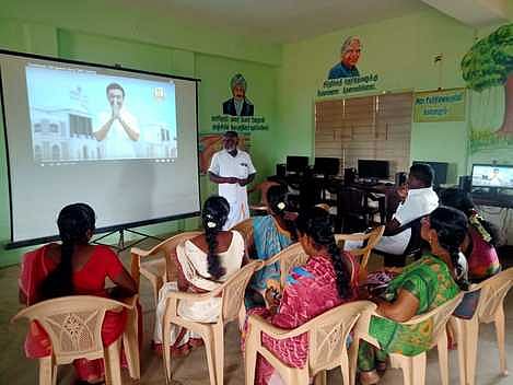 கோமாபுரம் அரசு உயா்நிலைப் பள்ளியில் நடைபெற்ற பள்ளி மேலாண்மை குழு கூட்டத்தில் பங்கேற்றோா்.