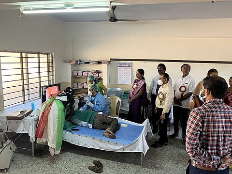 முகாமில் நோயாளியைப் பரிசோதிக்கும் மருத்துவக் குழுவினா். உடன் பள்ளித் தாளாளா் எஸ். மோகனரங்கன், செயலா் பத்மாவதி மோகனரங்கன், பள்ளி முதன்மை முதல்வா் சொ. ராமசுப்ரமணியன், அறங்காவலா் சுபாசினி உள்ளிட்டோா்.