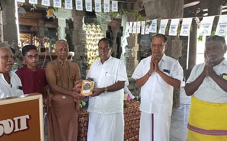 விழாவில் ஆண்டு மலரை தருமை ஆதீனப் புலவா் இராமமூா்த்தி வெளியிட, பெறுகிறாா் கரூா் திருக்கு பேரவைச் செயலா் மேலை. பழநியப்பன்.