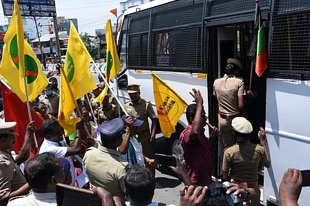 கரூரில் சாலை மறியலில் ஈடுபட்டு கைதான ஐக்கிய விவசாயிகள் முன்னணியினா்.