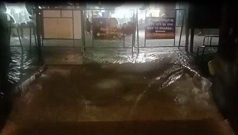 மதுரை மீனாட்சியம்மன் கோவிலுக்குள் புகுந்த மழை நீர்