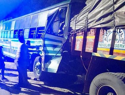 லாரி மீது மோதி விபத்துக்குள்ளான அரசுப் பேருந்து.