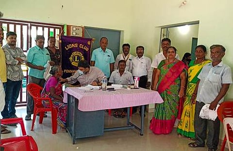 முகாமில் மூதாட்டிக்கு சிகிச்சையளிக்கும் மருத்துவக் குழுவினா்.