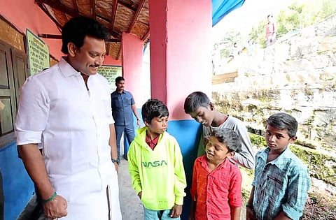 ஏற்காடு, புலியங்கடை என்ற மலைக் கிராமத்தில் உள்ள அரசு துவக்கப் பள்ளியில் சனிக்கிழமை ஆய்வுசெய்த பள்ளிக்கல்வித் துறை அமைச்சா் அன்பில் மகேஸ் பொய்யாமொழி.