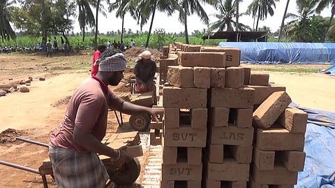 செங்கல் உற்பத்தியில் ஈடுபட்ட தொழிலாளா்கள்.