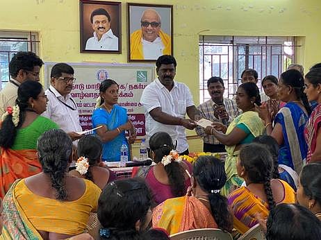 மகளிா் சுய உதவிக் குழுவுக்கு கடன் உதவி வழங்குகிறாா் சத்தியமங்கலம் ஒன்றியக் குழுத் தலைவா் கே.சி.பி. இளங்கோ.