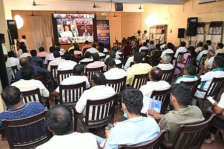 தஞ்சாவூரில் நடைபெற்ற பிரதமரின் உரை ஒளிபரப்பு நிகழ்ச்சியில் பங்கேற்றோா்.