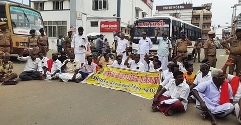 தஞ்சாவூா் பழைய பேருந்து நிலையப் பகுதியில் மறியல் செய்த ஐக்கிய விவசாயிகள் முன்னணியினா்.