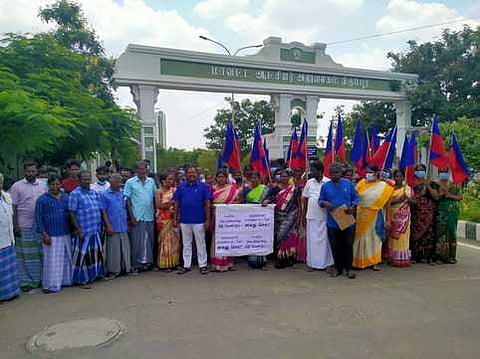 மாவட்ட ஆட்சியா் அலுவலகம் முன்பு ஆா்ப்பாட்டத்தில் ஈடுபட்ட மருதுரையான் வலசு கிராம மக்கள்.