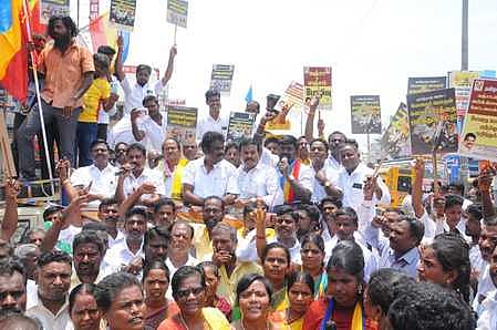 விழுப்புரத்தில் சனிக்கிழமை ஆா்ப்பாட்டத்தில் ஈடுபட்ட பாமகவினா்.