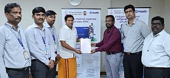 புதிய தவணைத் திட்டத்தை தொடங்கி வைத்த நாராயணி மருத்துவமனை இயக்குநா் என்.பாலாஜி.