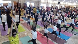 விருதுநகரில், கண்களை கருப்புத் துணியால் கட்டியவாறு ஞாயிற்றுக்கிழமை யோகாசனம் செய்தவா்கள்.