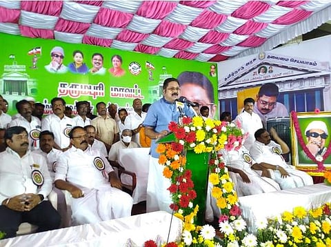 தருமபுரியில் திங்கள்கிழமை நடைபெற்ற அமமுக செயல்வீரர்கள் கூட்டத்தில் பேசுகிறார் அக்கட்சியினர் பொதுச்செயலர் டிடிவி தினகரன்.