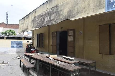 ஈரோடு: அரசுப் பள்ளியின் சுவர் இடிந்து விழுந்தால் பரபரப்பு