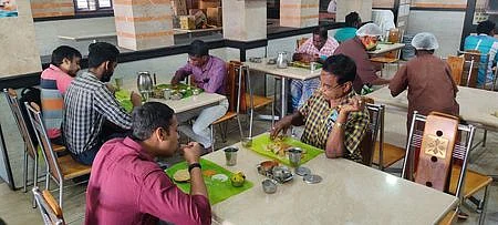உணவகங்கள் சேவைக் கட்டணம் வசூலிக்கக் கூடாது