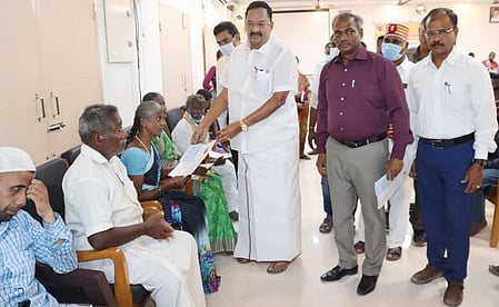 மாற்றுத்திறனாளிகள் 192  பேருக்கு அடையாள அட்டைகள்: அமைச்சா் வழங்கினாா்