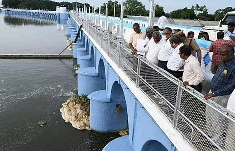 கடந்த ஜூன் மாதம் தஞ்சாவூா் மாவட்டம், கல்லணையை பாா்வையிட்ட காவிரி நீா் மேலாண்மை ஆணையத்தின் தலைவா் எஸ்.கே. ஹல்தா் மற்றும் குழுவினர். 