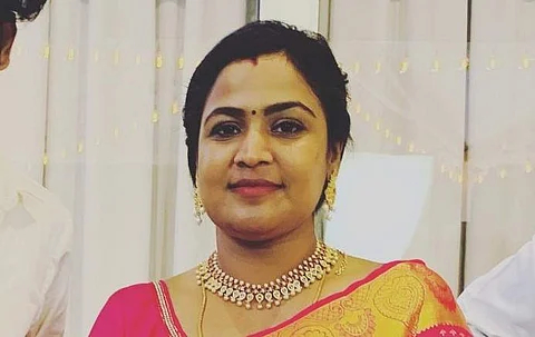 மாமனார் மீது பரபரப்பு புகார் கூறிய அண்ணாத்த நடிகை