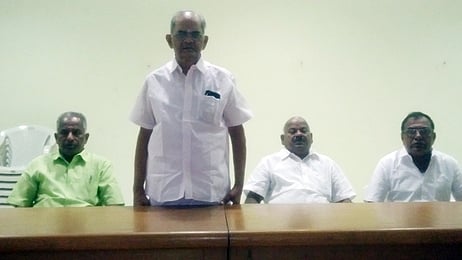 கூட்டத்தில் பேசுகிறாா் தமிழ்நாடு அரிசி ஆலை உரிமையாளா்கள் சங்கத் தலைவா் கே.பி.சக்திவேல்.