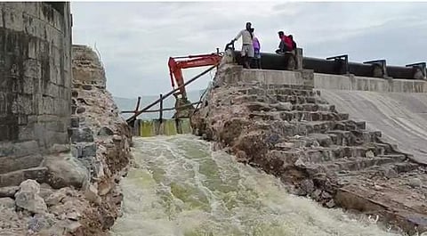 மதுராந்தகம் ஏரியை ஆழப்படுத்துவதற்காக ஏரியிலிருந்து வெளியேற்றப்படும் தண்ணீர்.