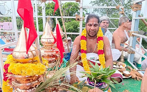 ராணிப்பேட்டை மாவட்டம் காவேரிப்பாக்கம் அடுத்த திருப்பாற்கடல் ரங்கநாயகி சமேத ரங்கநாதர் கோயிலில் இன்று (புதன்கிழமை) மஹா கும்பாபிஷேக விழா நடைபெற்றது.