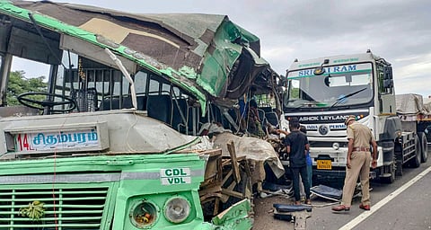 செங்கல்பட்டு அருகே பேருந்தும் லாரியும் மோதி விபத்து: 6 பேர் பலி