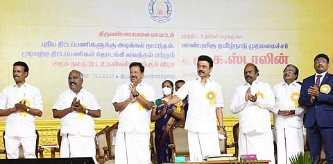 திருவண்ணாமலை மாவட்டத்தில் இன்று நடைபெற்ற அரசு விழாவில் முதல்வர் மு.க.ஸ்டாலின், ரூ.70.27 கோடி செலவில் 91 முடிவுற்ற திட்டப்பணிகளை திறந்து வைத்தார். 