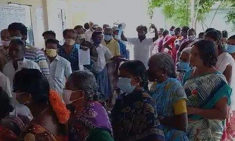 வாக்களிக்க வரிசையில் காத்திருக்கும் மக்கள்