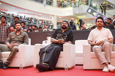 சென்னை எக்ஸ்பிரஸ் அவென்யூ மாலில் நடைபெற்ற பொன்னியின் செல்வன் பாடல் வெளியீட்டு விழாவில் கலந்து கொண்ட நடிகர் கார்த்தி, ஜெயம் ரவி மற்றும் ஜெயராம்.