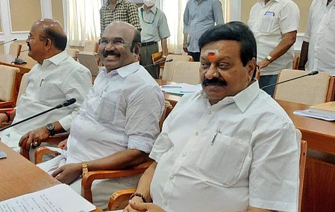 இபிஎஸ் - ஓபிஎஸ் ஆதரவாளர்கள்(படம்: டிவிட்டர்)