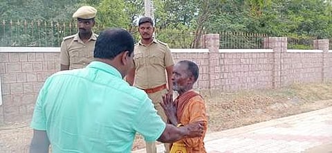 தூத்துக்குடி ஆட்சியர் அலுவலகத்தில் முதியவர் தீக்குளிக்க முயற்சி