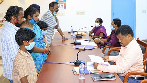 பொதுமக்களிடம் இருந்து மனுக்களைப் பெற்ற வேலூா் மாவட்ட வருவாய் அலுவலா் கே.ராமமூா்த்தி.