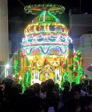 தும்பேரி ஊா் திருவிழாவையொட்டி, நடைபெற்ற அம்மன் தோ் வீதியுலா.