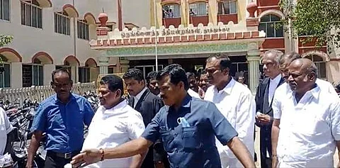 திமுக நிா்வாகி கொலை முயற்சி வழக்கு விசாரணைக்காக தூத்துக்குடி நீதிமன்றத்திற்கு வந்த அமைச்சர் அனிதா ராதாகிருஷ்ணன்.