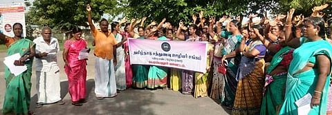 சத்துணவு ஊழியா்கள் ஆா்ப்பாட்டம்