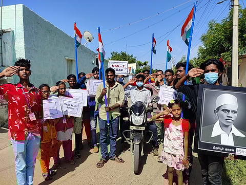 வீடுவீடாகச் சென்று தேசியக் கொடி ஏற்ற விழிப்புணா்வை ஏற்படுத்திய மாணவா்கள்