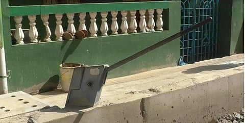 அடிபம்புடன் சேர்த்து போடப்பட்ட கழிவு நீர் கால்வாய்: கேள்விக்குறியாகும் ஸ்மார்ட் சிட்டி பணிகள்