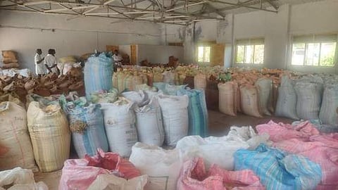 விற்பனைக்கு   வந்த  நெல்  மூட்டைகள்.